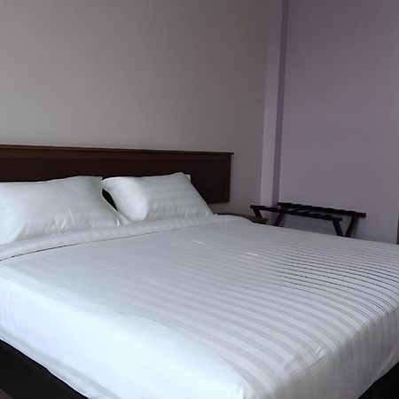 Id Hotel Yayasan Segamat Exterior foto