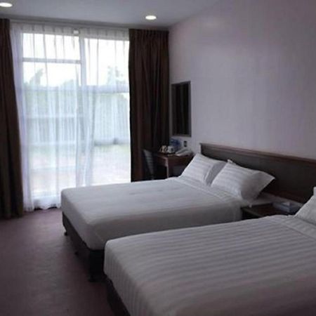 Id Hotel Yayasan Segamat Exterior foto